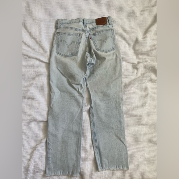 Light wash Levi 501 jeans - Picture 2 of 2